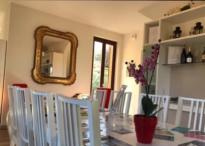 לינה וארוחת בוקר Charming Boutique בלאג'יו